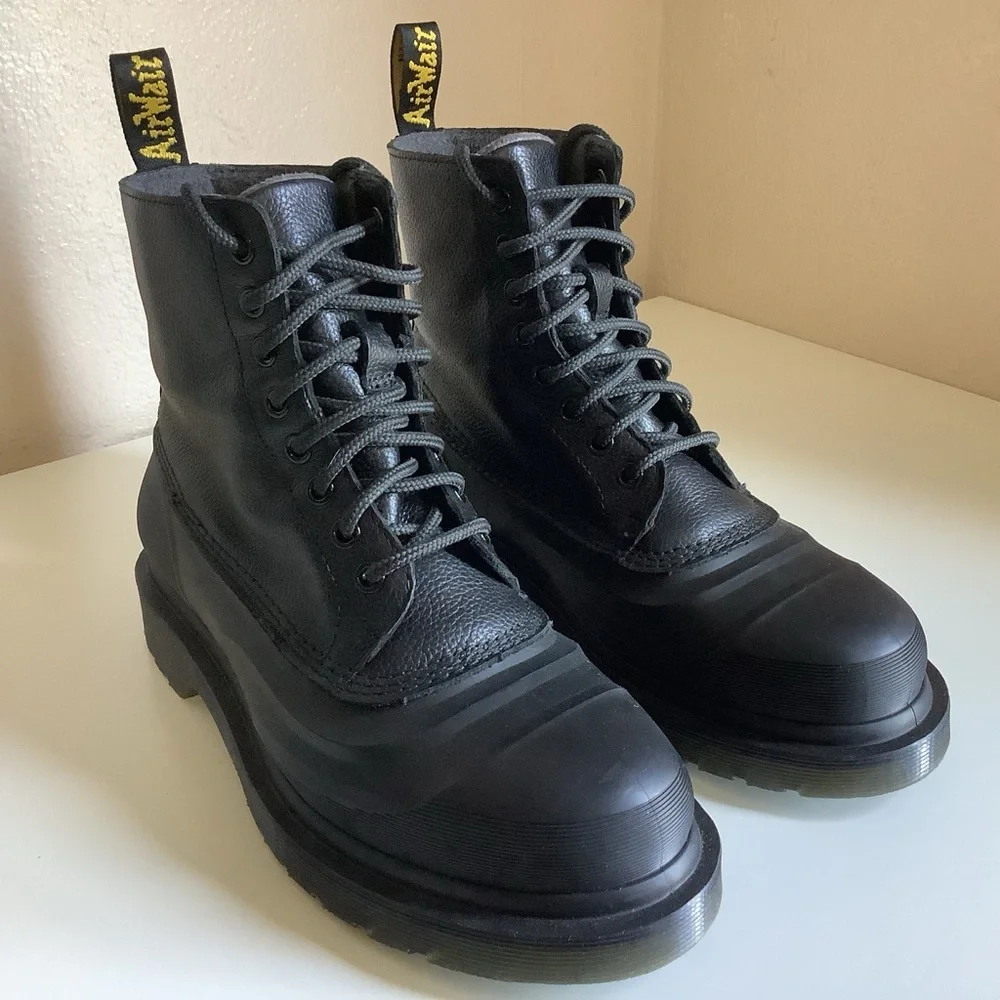 Dr. Martens Boots Women’s US 7, Men’s US 6